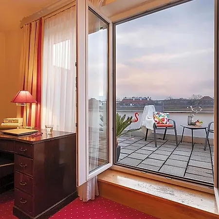 Otel Biederstein Am Englischen Garten 3*