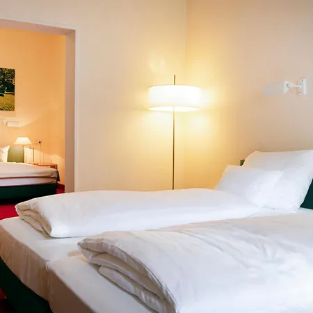 Otel Biederstein Am Englischen Garten 3*